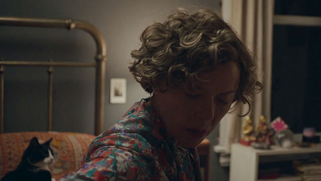 20th Century Women - Dorothea Annette Bening and tuxedo cat Jeeves Tails on bed