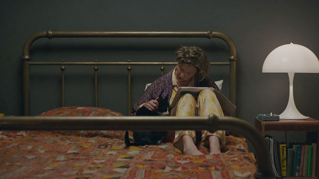 20th Century Women - Dorothea Annette Bening and tuxedo cat Jeeves Tails on bed
