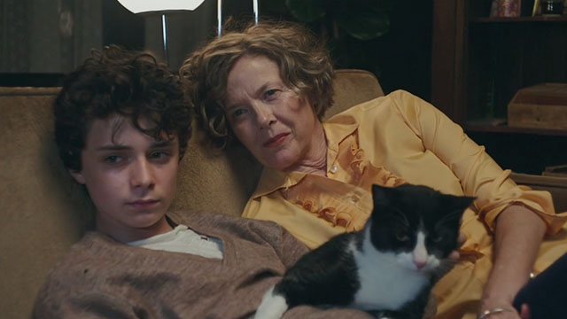20th Century Women - Jamie Lucas Jade Zumann Dorothea Annette Bening and tuxedo cat Jeeves Tails on couch