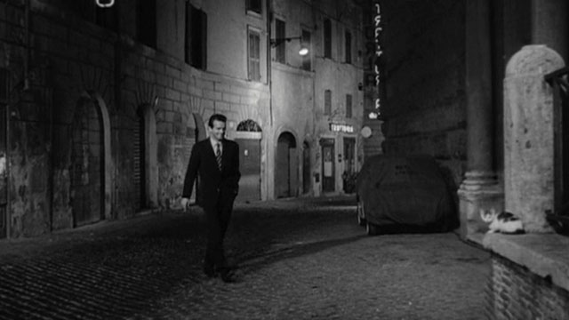 Un Amore a Roma - Love in Rome - Marcello Peter Baldwin spotting tabby and white kitten on night street