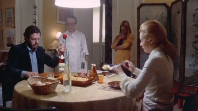 La Cagna - Valeria Valerie Stroh holding tabby kitten near dinner table with maid Dominique Marcas, Giorgio Marcello Mastroianni and Corinne Marchand