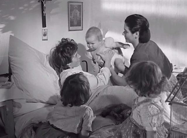 Cela s’appelle l’aurore - tabby kitten on bed with Magda Brigitte Elloy, woman, children and baby