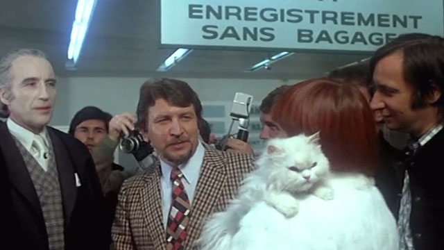 Dracula père et fils - Dracula and Son - white Persian cat carried by Suzanne Anna Prucnal meeting Christopher Lee in airport