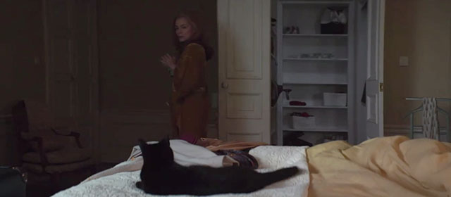 French Exit - black cat Small Frank on bed looking at Frances Michelle Pfeiffer