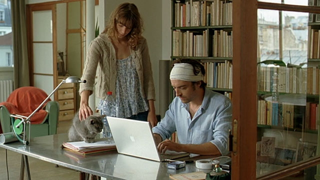 Le Grand Alibi - blue gray cat on desk with Marthe Céline Sallette and Philippe Mathieu Demy