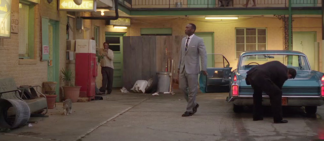 Green Book - gray and white tabby Bebe on Coke machine in background beside Dr. Shirley Mahershala Ali and Tony Viggo Mortensen