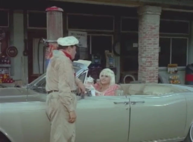 Las Vegas Hillbillys - Tawny Jayne Mansfield with white cat in convertible talking to gas station attendant