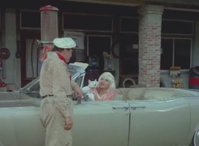 Las Vegas Hillbillys - Tawny Jayne Mansfield with white cat in convertible talking to gas station attendant