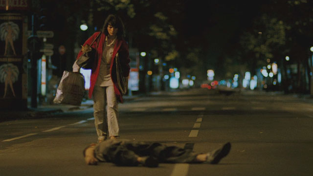 The Lovers on the Bridge - Les Amants du Pont-Neuf - Michele Juliette Binoche with Abyssinian cat Louisiana looking down at Alex Denis Lavant lying on road