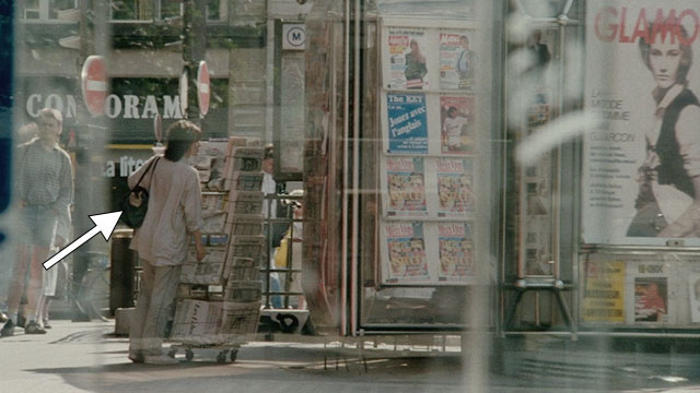 The Lovers on the Bridge - Les Amants du Pont-Neuf - Michele Juliette Binoche stealing newspaper with Abyssinian cat Louisiana