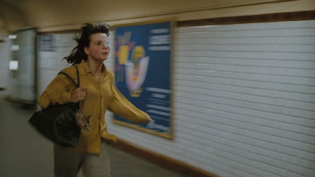 The Lovers on the Bridge - Les Amants du Pont-Neuf - Michele Juliette Binoche running through subway tunnel with Abyssinian cat Louisiana in bag