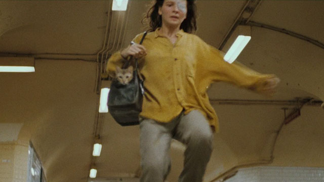 The Lovers on the Bridge - Les Amants du Pont-Neuf - Michele Juliette Binoche running through subway tunnel with Abyssinian cat Louisiana in bag