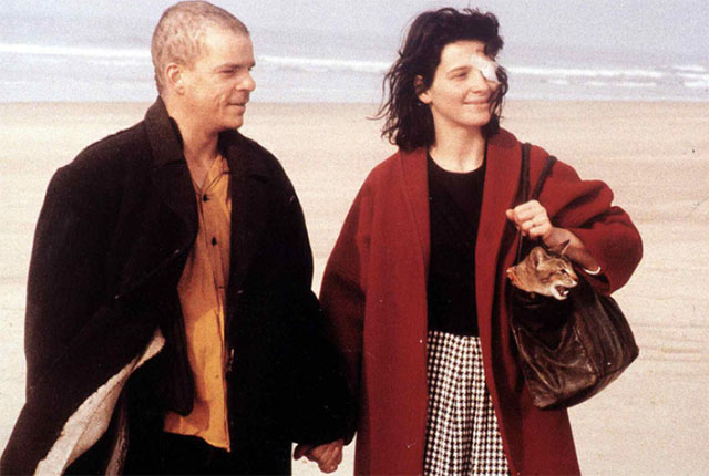 The Lovers on the Bridge - Les Amants du Pont-Neuf - Michele Juliette Binoche and Alex Denis Lavant with Abyssinian cat Louisiana in bag