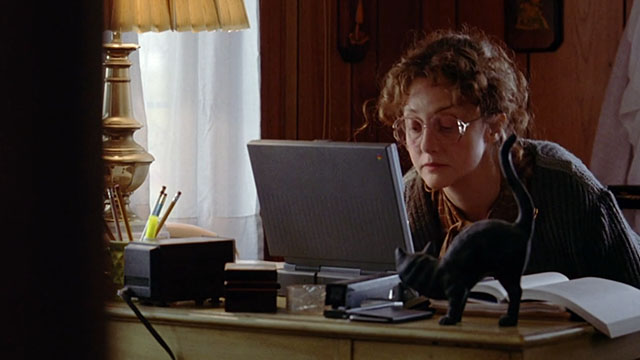 Office Killer - Dorine Carol Kane at desk with cat statue