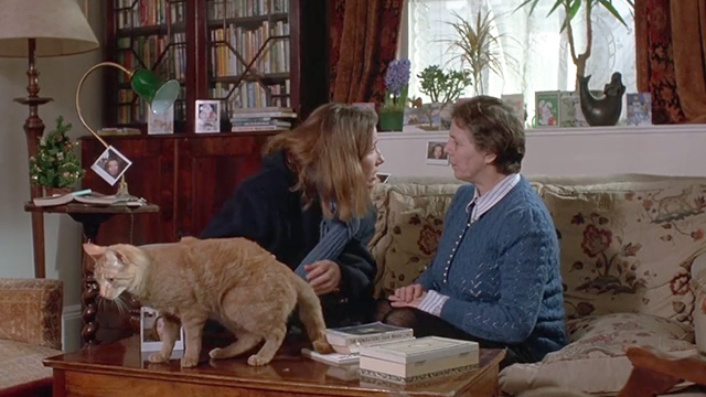 Peter's Friends - Maggie Emma Thompson on couch with elderly woman and ginger tabby cat Michael on coffee table