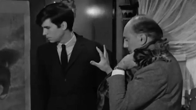 A Ravishing Idiot - Agent 38-24-36 - tabby cat Kemal on shoulder of Bagda Grégoire Aslan with Harry Anthony Perkins