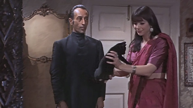 The Reptile - Malay Marne Maitland giving Anna Jacqueline Pearce the black kitten Katie