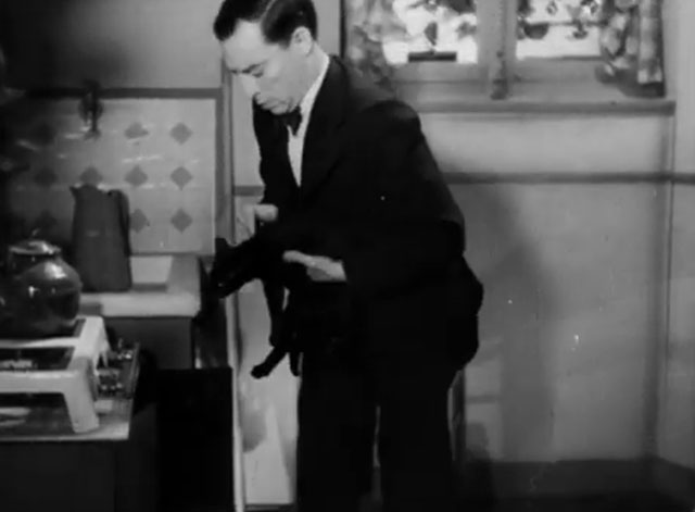 Le roi des Champs-Élysées - Buster Keaton carrying black cat