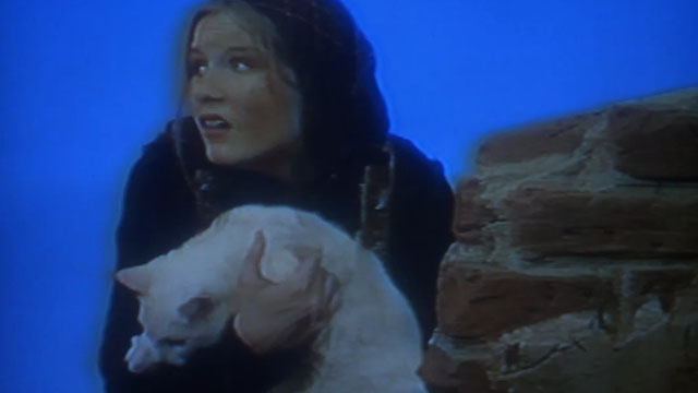 Wag the Dog - Tracy Kirsten Dunst dressed as Albanian refugee holding white cat