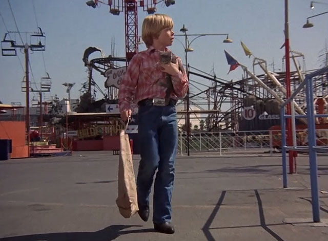 Charlie's Angels - To Kill an Angel - Skip Dennis Dimster holding grey tabby kitten in amusement park