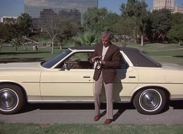 Charlie's Angels - Angel Trap - Jericho Fernando Lamas holding gray and white tuxedo kitten outside car