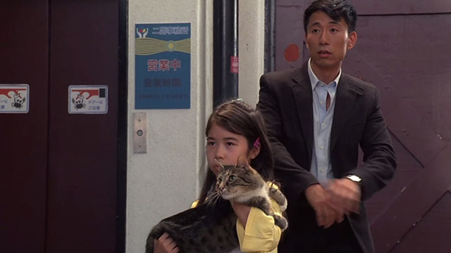 Heroes - Orientation - Ando James Kyson and little girl Marine Fujisawa holding brown tabby cat Muffin Man