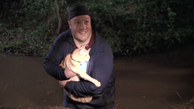 The King of Queens - Inn Escapable - Doug Kevin James in water holding orange tabby cat Marmalade