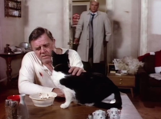 Matlock - Santa Claus - Tom McCabe Pat Hingle feeding tuxedo cat Jonathan on table as detectives enter