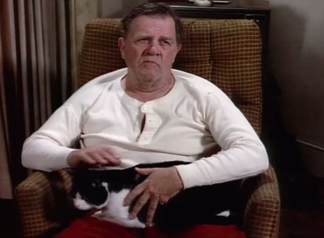 Matlock - Santa Claus - Tom McCabe Pat Hingle with tuxedo cat Jonathan on lap