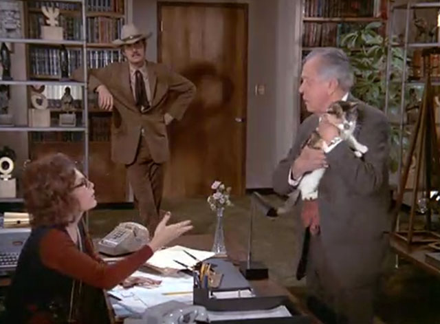 McCloud - Encounter with Aries - Gloria Jill Jaress being admonished by Forrest Cook holding calico cat as Dennis Weaver watches