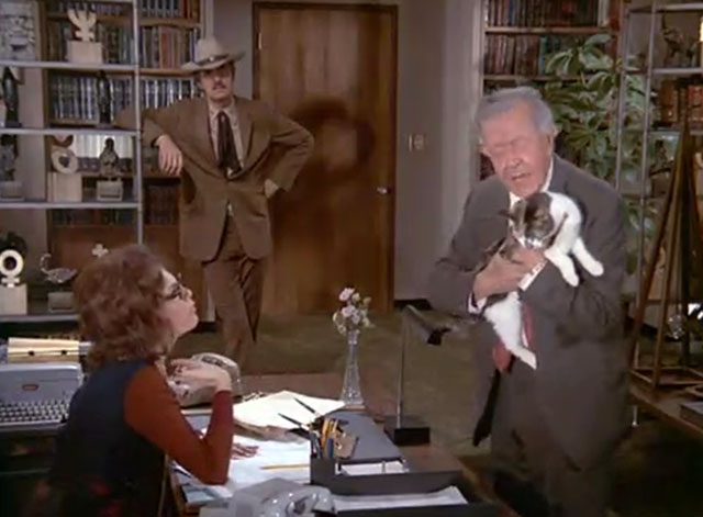 McCloud - Encounter with Aries - Gloria Jill Jaress being admonished by Forrest Cook holding calico cat as Dennis Weaver watches